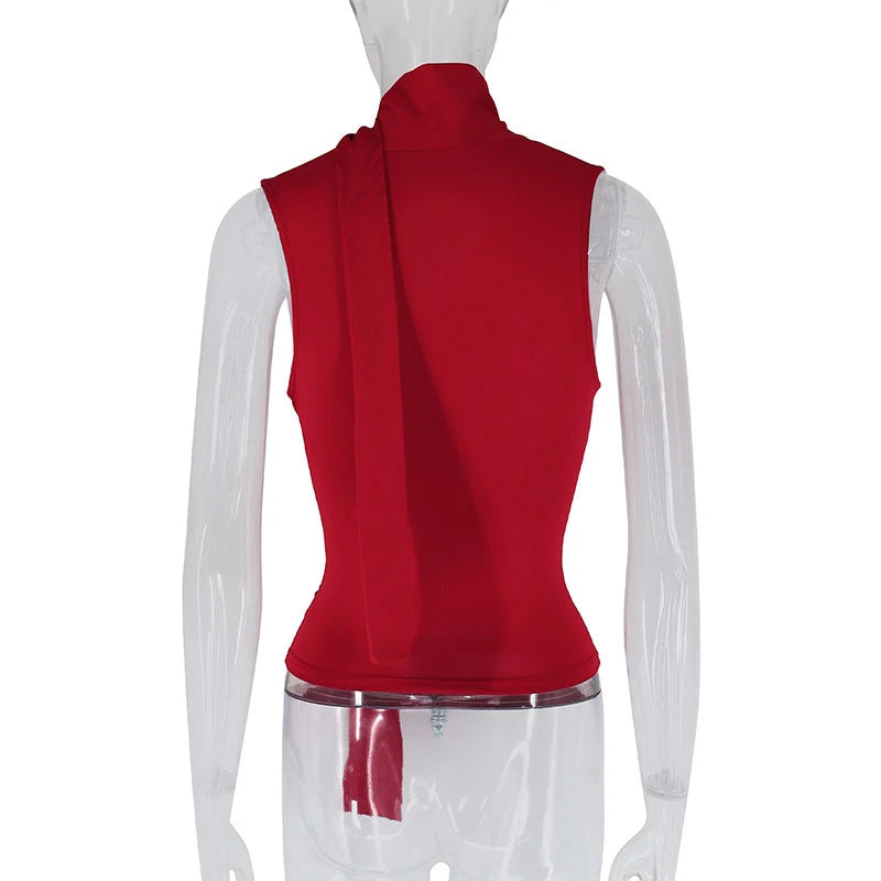 Top Ajustado sin Mangas con Detalles Drapeados / Crop Top Cruzado con Capucha