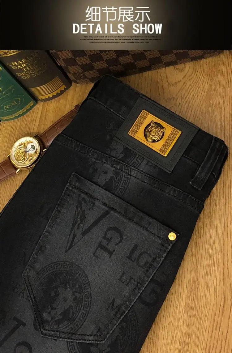 Vaqueros con Estampado Gráfico Monograma / Jeans Oscuros de Corte Recto con Diseño Urbano