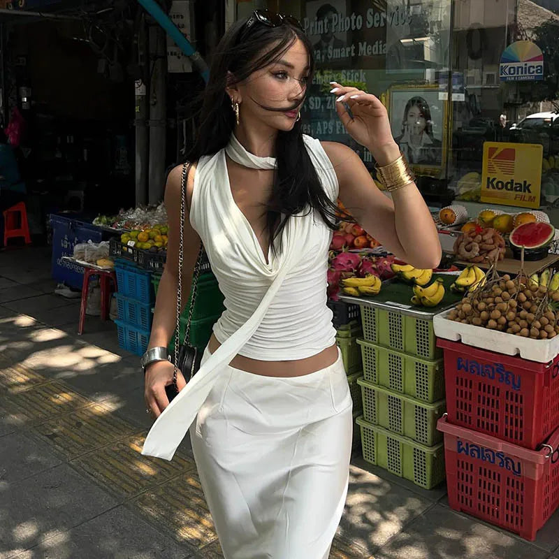 Top Ajustado sin Mangas con Detalles Drapeados / Crop Top Cruzado con Capucha
