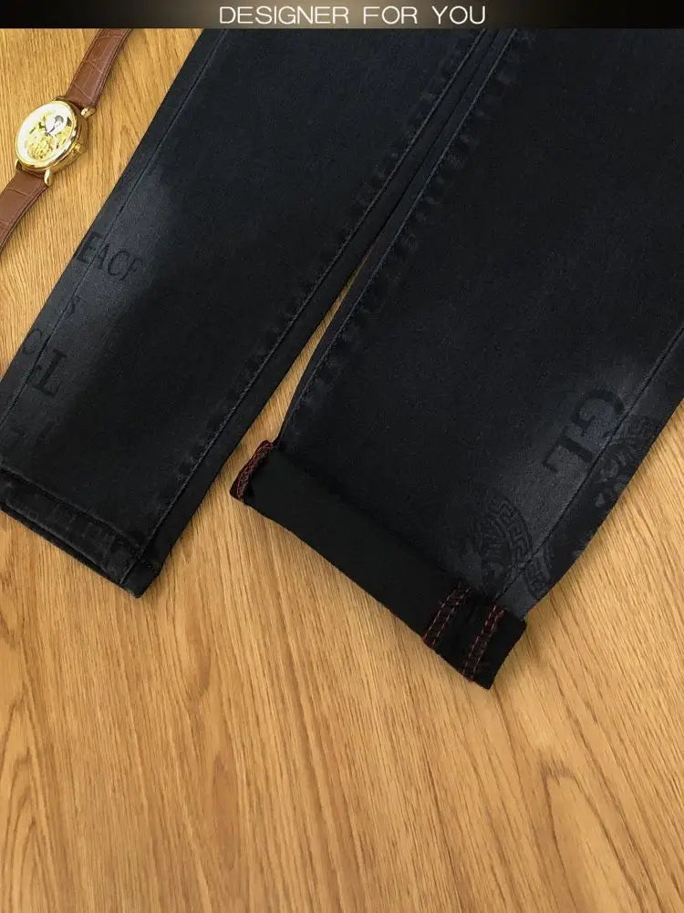 Vaqueros con Estampado Gráfico Monograma / Jeans Oscuros de Corte Recto con Diseño Urbano