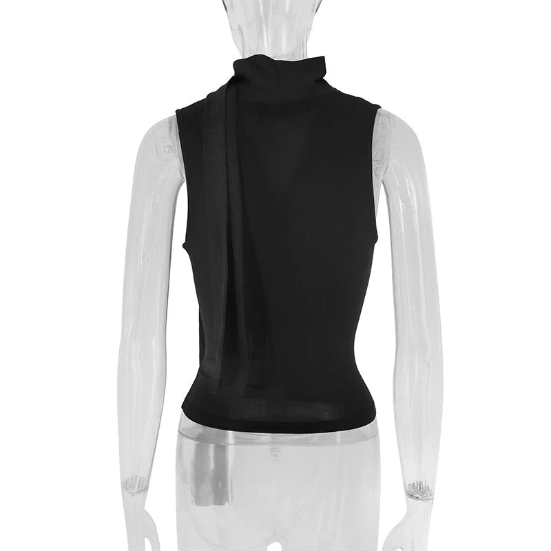 Top Ajustado sin Mangas con Detalles Drapeados / Crop Top Cruzado con Capucha