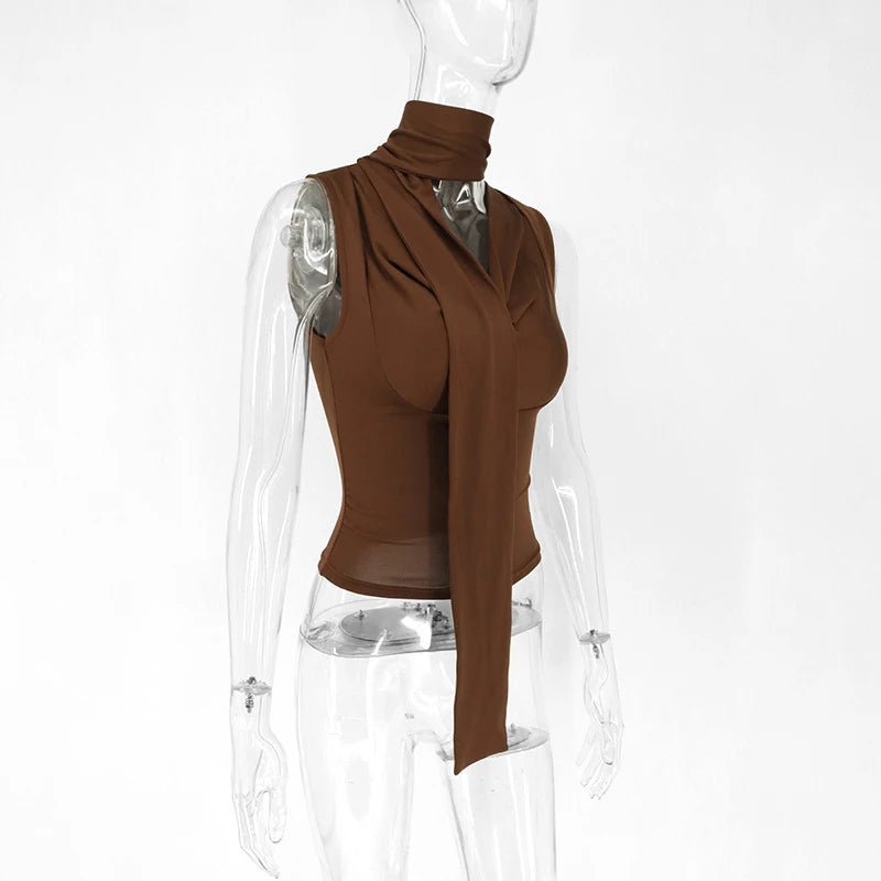 Top Ajustado sin Mangas con Detalles Drapeados / Crop Top Cruzado con Capucha