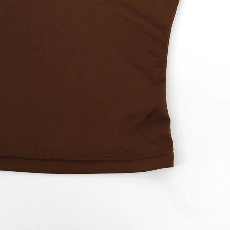 Top Ajustado sin Mangas con Detalles Drapeados / Crop Top Cruzado con Capucha