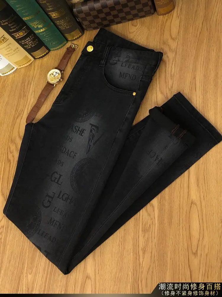 Vaqueros con Estampado Gráfico Monograma / Jeans Oscuros de Corte Recto con Diseño Urbano