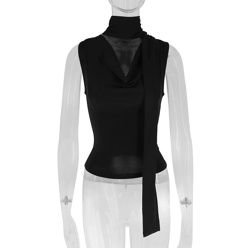 Top Ajustado sin Mangas con Detalles Drapeados / Crop Top Cruzado con Capucha