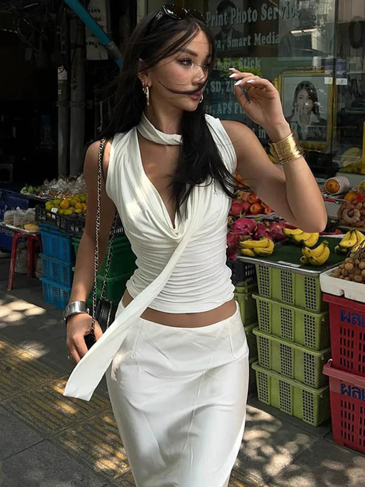 Top Ajustado sin Mangas con Detalles Drapeados / Crop Top Cruzado con Capucha