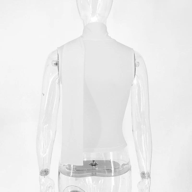 Top Ajustado sin Mangas con Detalles Drapeados / Crop Top Cruzado con Capucha
