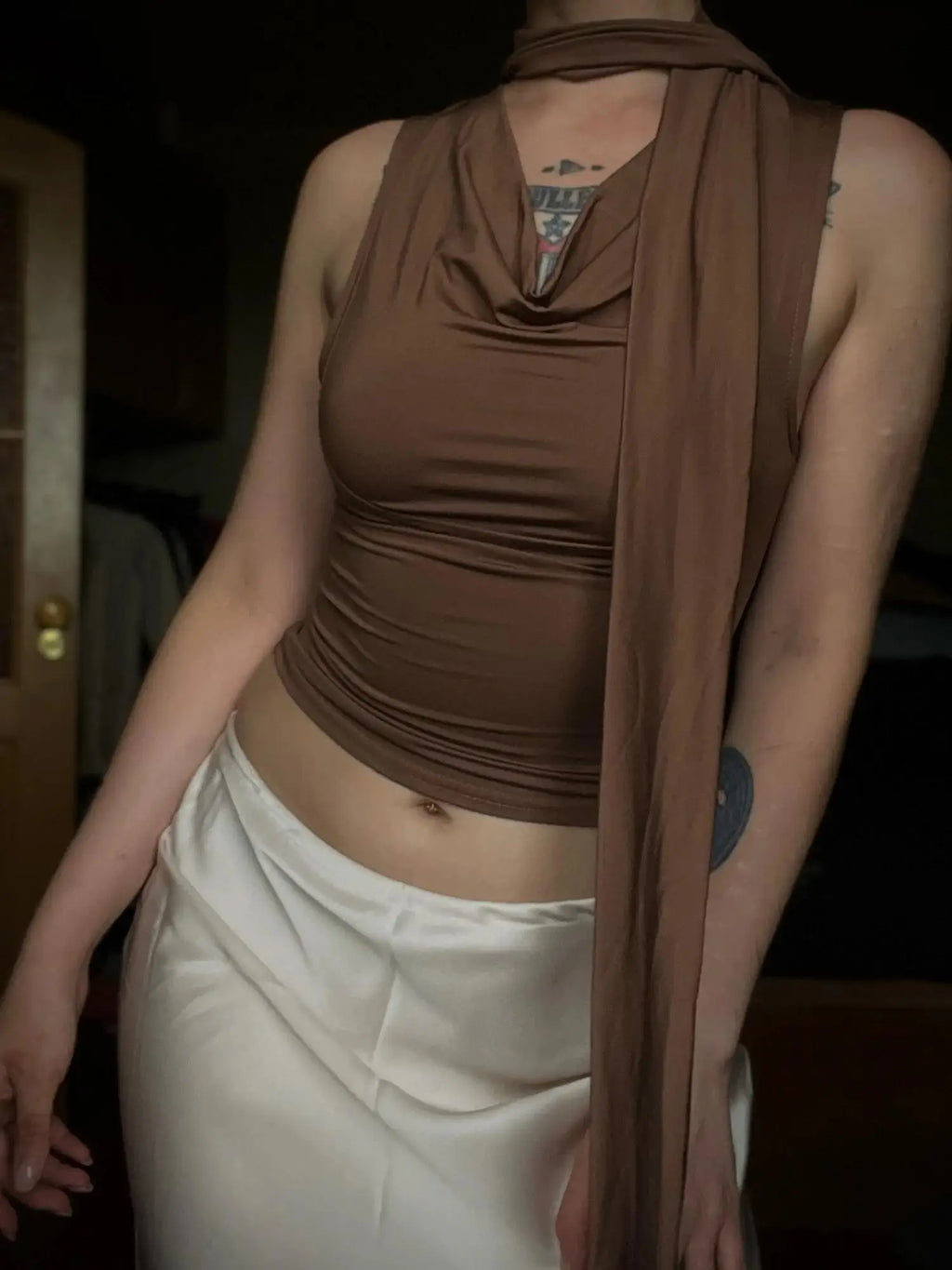 Top Ajustado sin Mangas con Detalles Drapeados / Crop Top Cruzado con Capucha