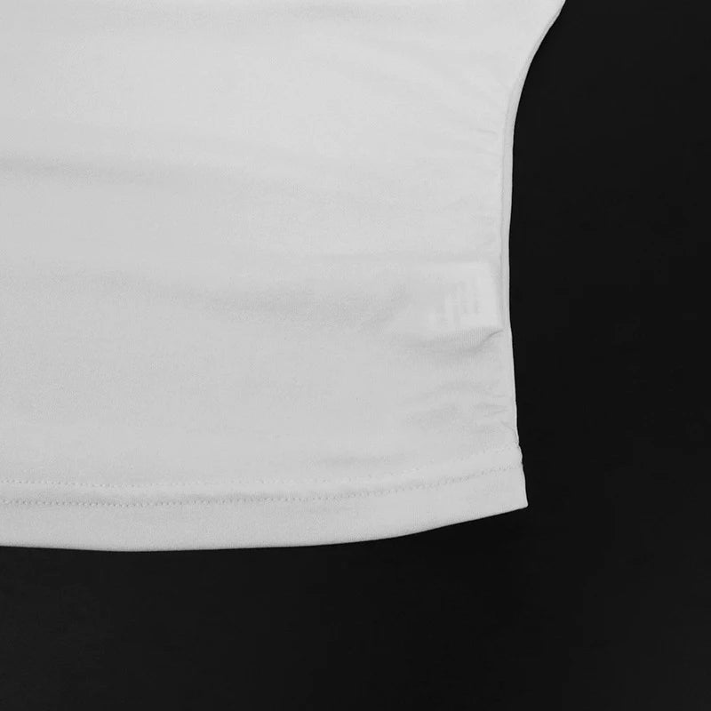 Top Ajustado sin Mangas con Detalles Drapeados / Crop Top Cruzado con Capucha