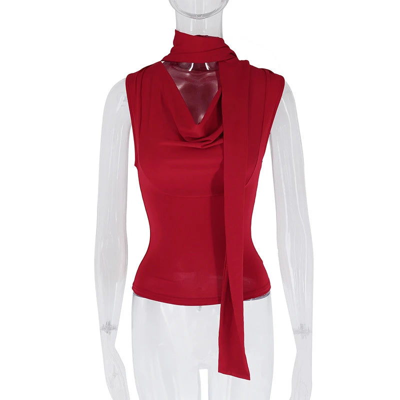 Top Ajustado sin Mangas con Detalles Drapeados / Crop Top Cruzado con Capucha