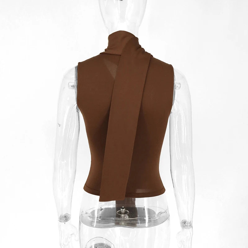 Top Ajustado sin Mangas con Detalles Drapeados / Crop Top Cruzado con Capucha