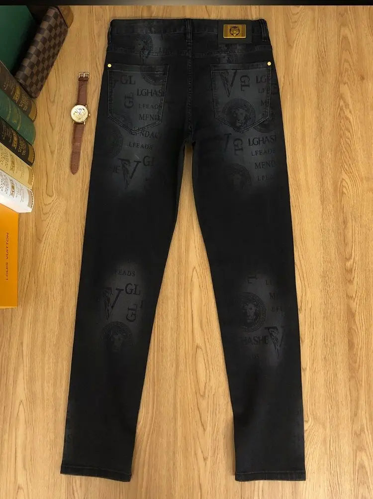Vaqueros con Estampado Gráfico Monograma / Jeans Oscuros de Corte Recto con Diseño Urbano