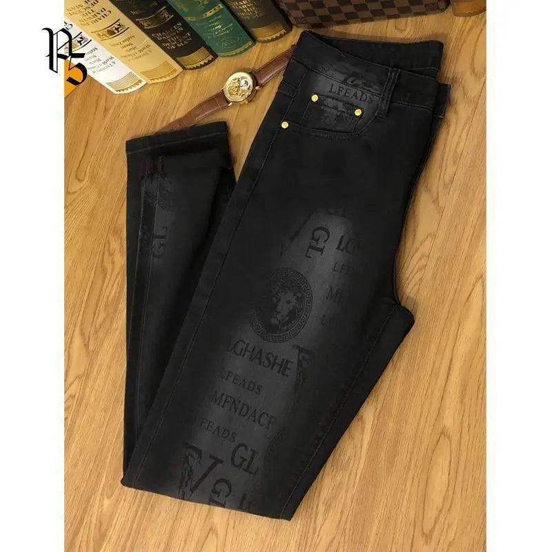 Vaqueros con Estampado Gráfico Monograma / Jeans Oscuros de Corte Recto con Diseño Urbano